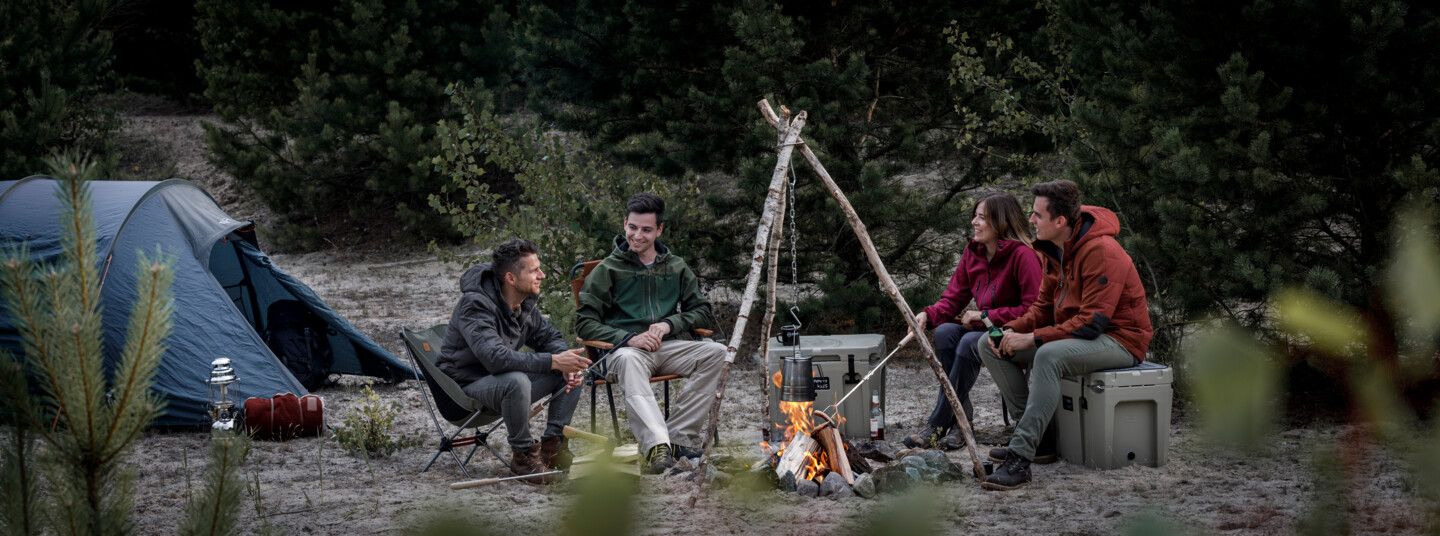 Camping mit Zelt und Lagerfeuer