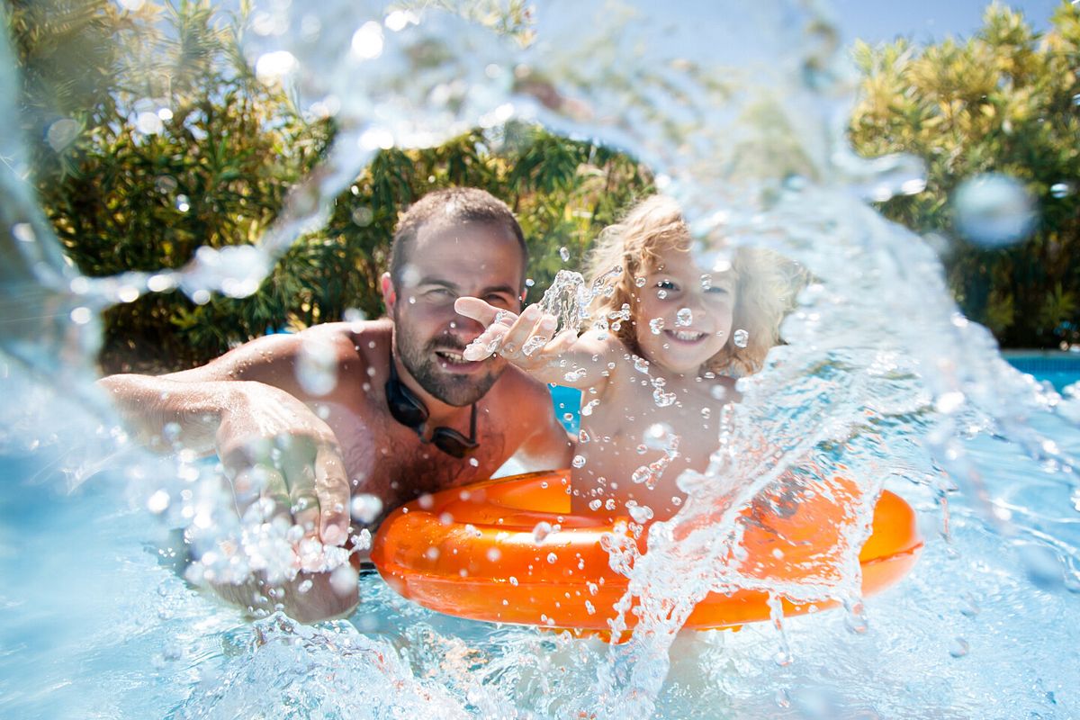 Badespaß für Groß und Klein im eigenen Garten - der Swimming Pool macht es möglich