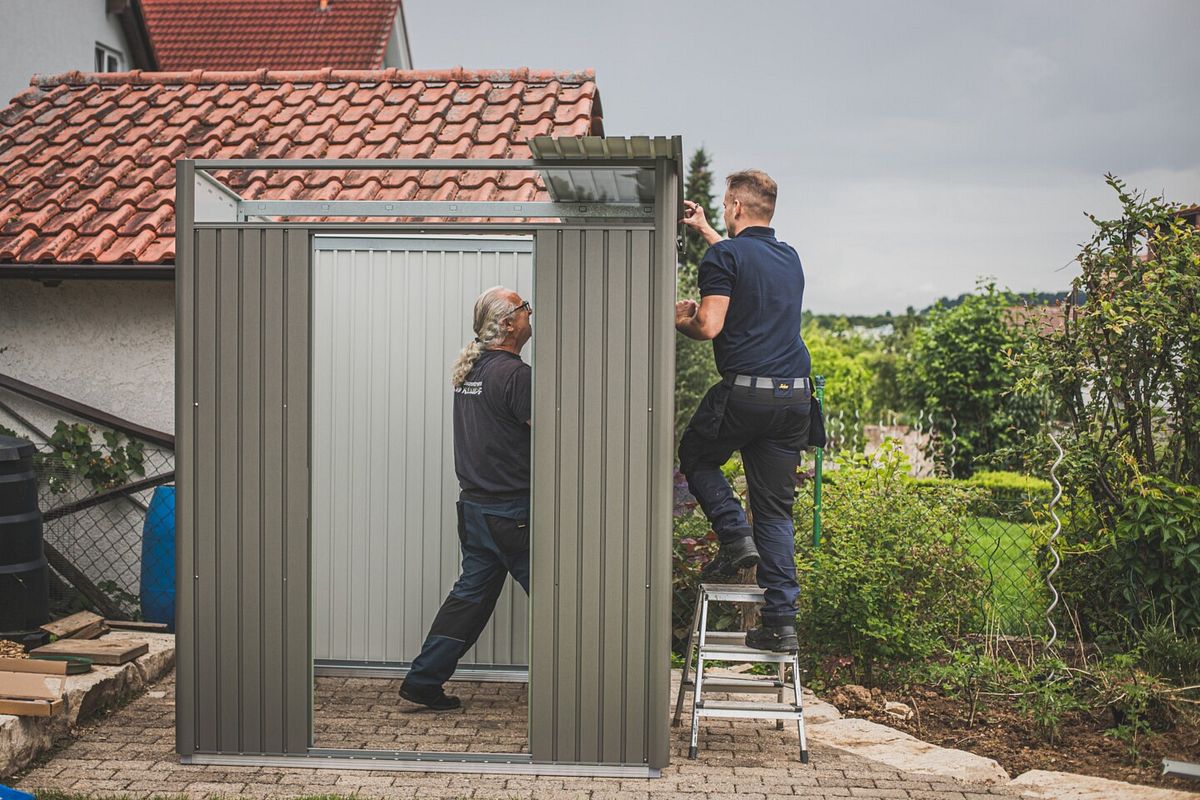 Das Dach des Gerätehauses wird gedecktwird