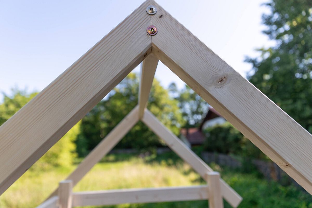 Beide Giebel werden dann mit dem Dachfirst verbunden