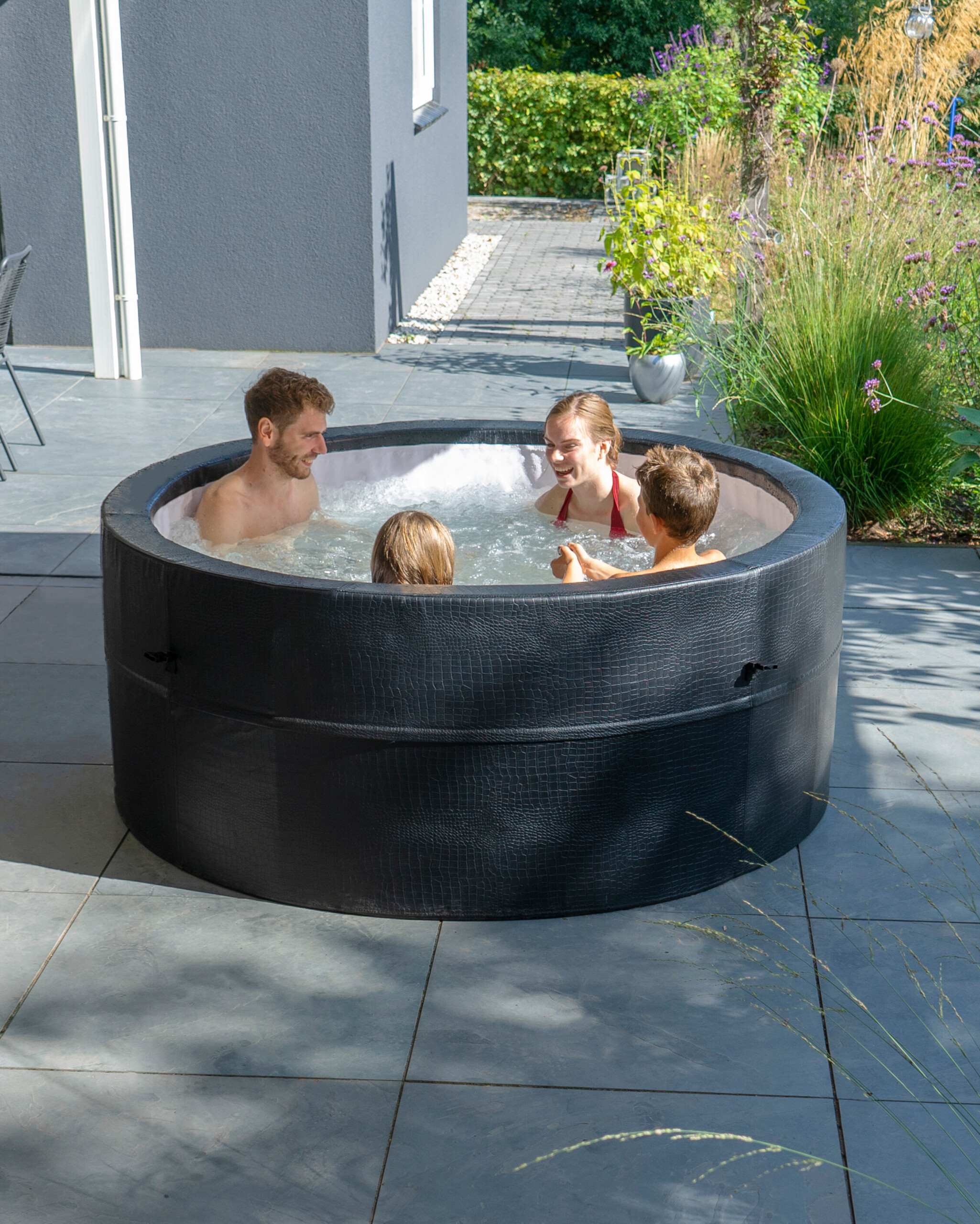 Entspannung im Whirlpool oder Hot Tub Content Bild