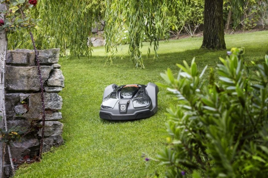 Husqvarna Automower 450X fährt durch den Garten