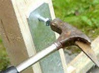 Hammer schlägt auf Schraube