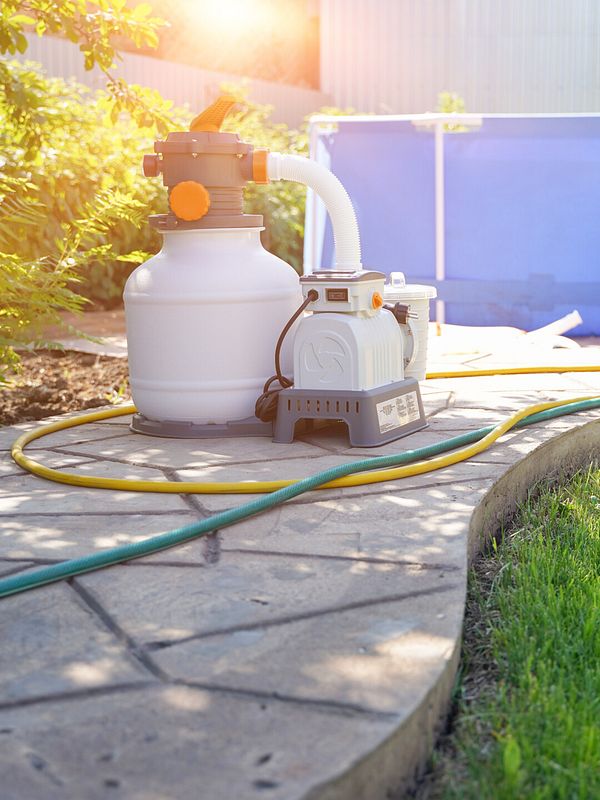 Pooltechnik wie zum Beispiel Filteranlagen oder Wärmepumpen erleichtern den Erhalt und die Pflege des Pools