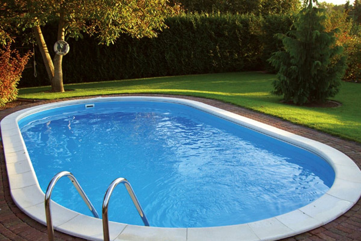 Eibaupool in einem Garten mit Bepflanzubg