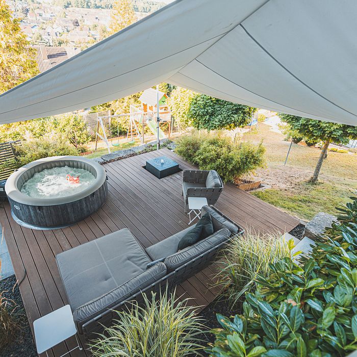 Holzterrasse mit Pool