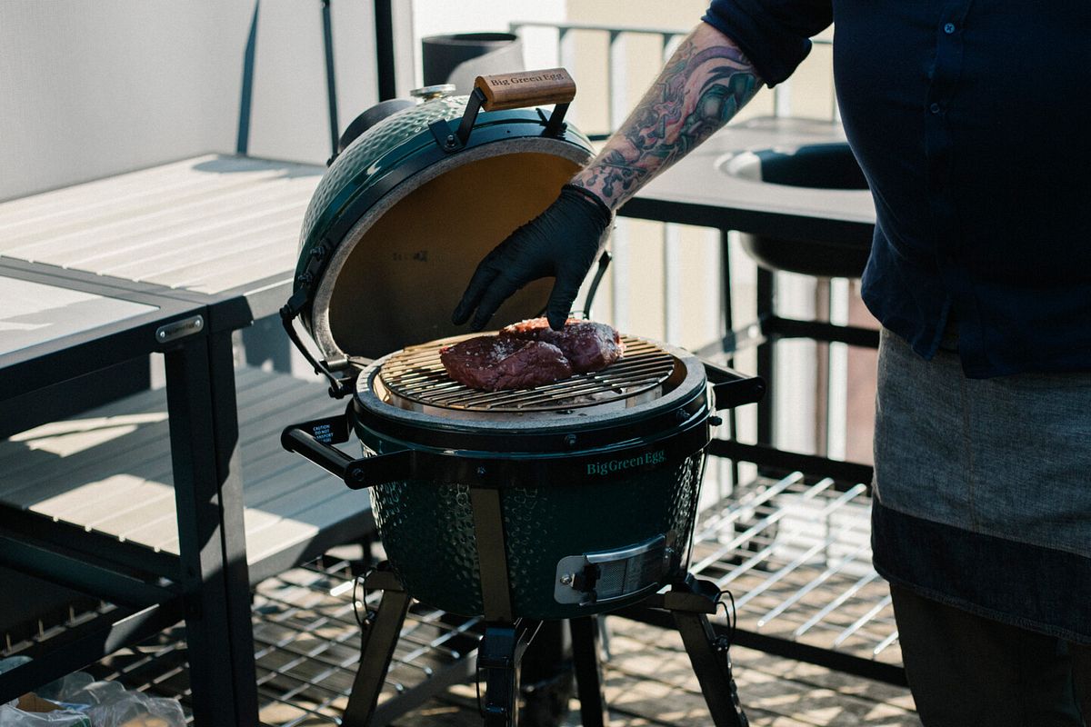Das Steak wird auf dem Minimax gegrillt