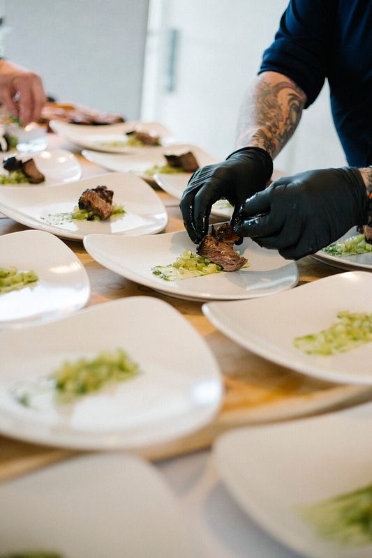 Das Brisket wird schön dekoriert