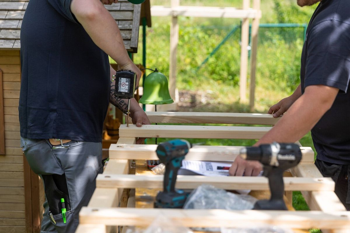 Die Sprossen der Leiter müssen im exakt richtigen Abstand befestigt werden