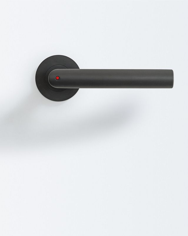 Der Griffwerk Lucia Türgriff in der Smart2Lock-Variante in graphitschwarz