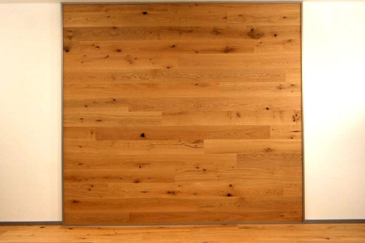 Fertige Wand mit Holzdielen