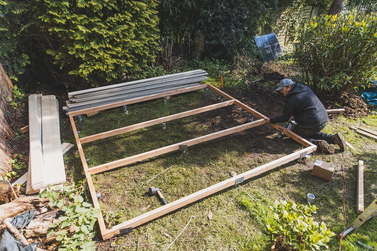 Die Querlatten werden auf den innenliegenden Schrauben befestigt