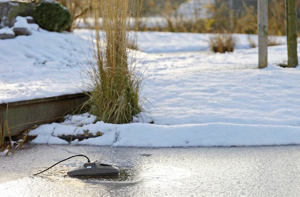 Eisfreihalter Oase IceFree Thermo 330 in einem zugefrorenen Teich