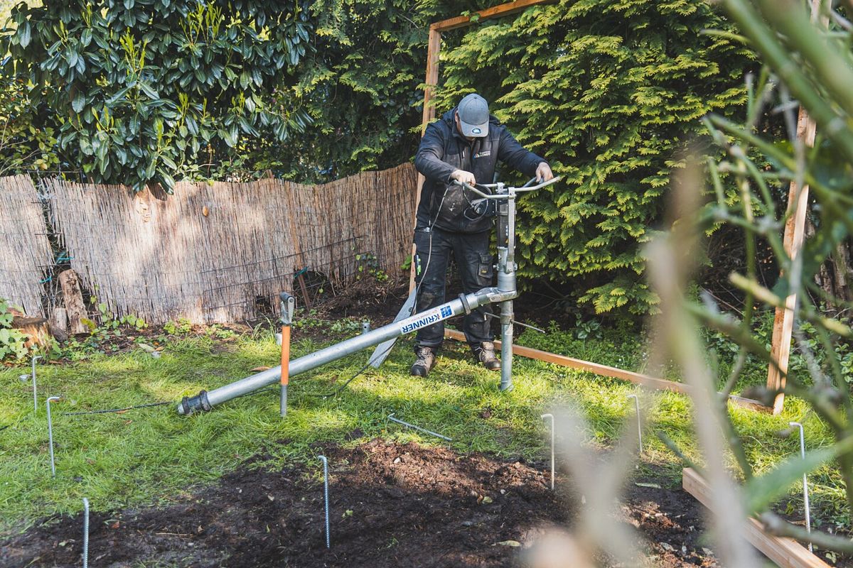 Erdschrauben werden mit maschine eingedreht