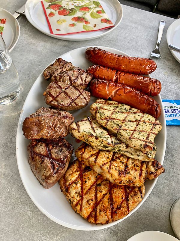 Würstchen und Steaks mit Brandings