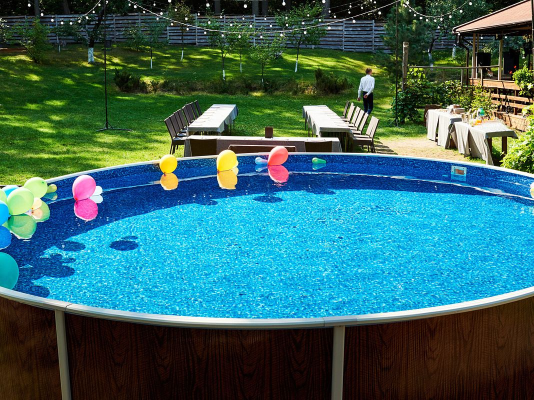Großer Stahlrahmenpool mit Luftballons an der Wasseroberfläche