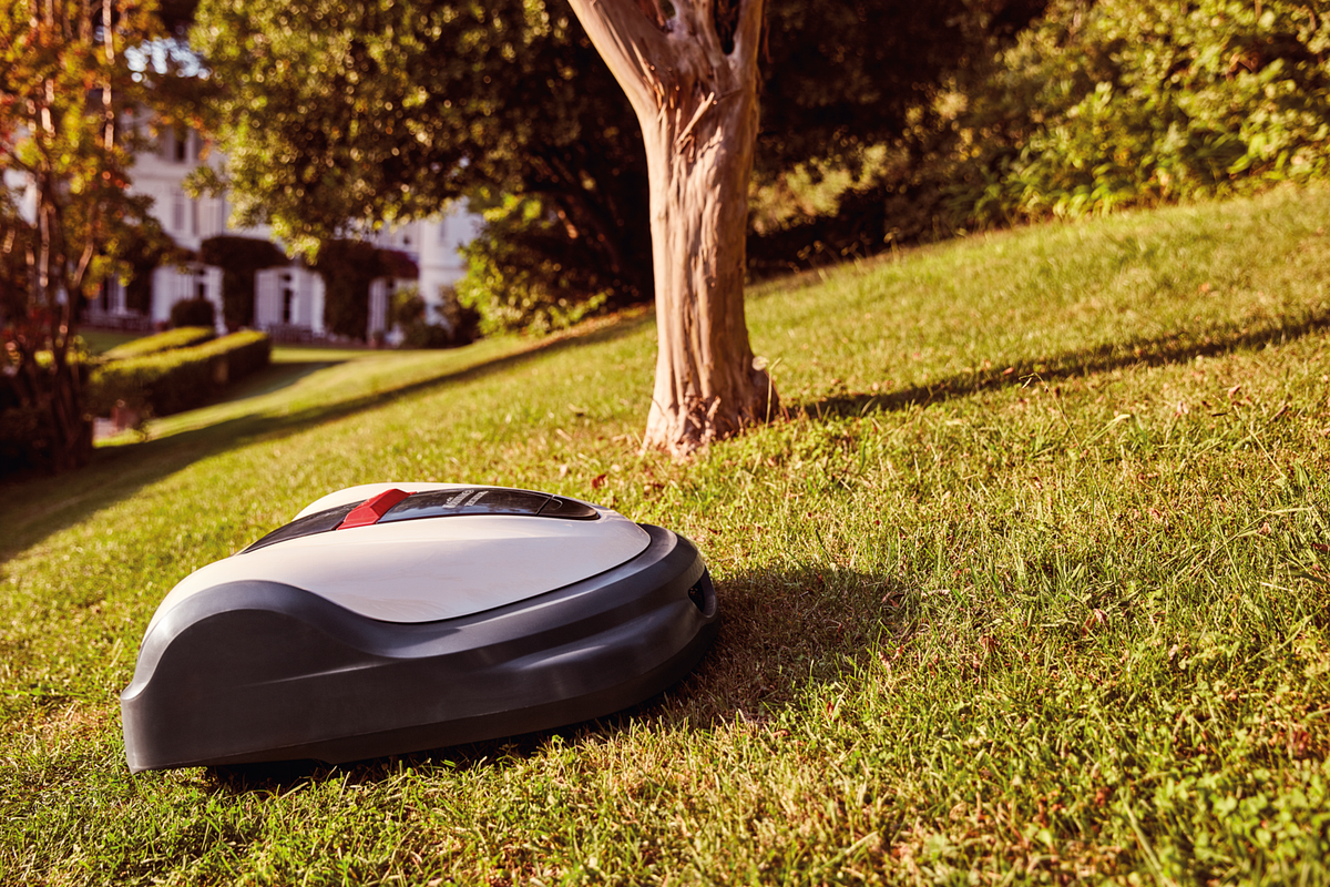 Rasenmähroboter auf Fläche mit Steigung