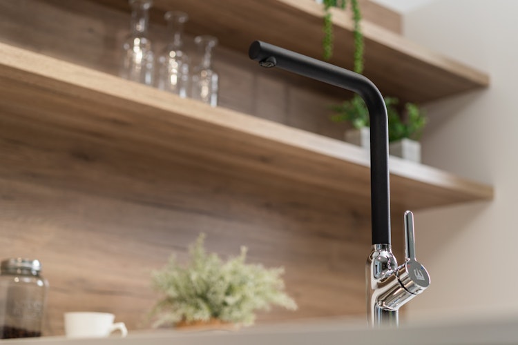 Wasserhahn Küchenarmatur, BOD, mit 360° schwenkbarem L-Auslauf, Verchromt / Schwarz Granit