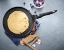 Vorschaubild WMF Devil Crêpes-Pfanne mit Teigverteiler und Wender, 27 cm