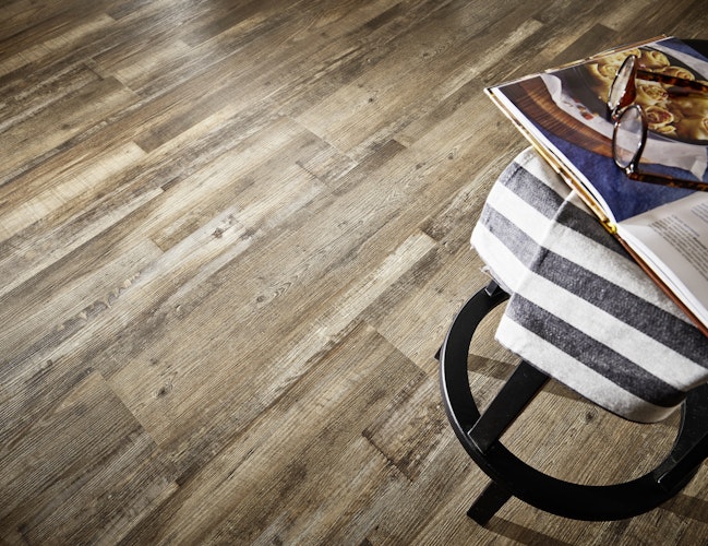 KWG Antigua Novel Altkiefer mocca Designvinyl Fertigfußboden 123,5x30,5 cm