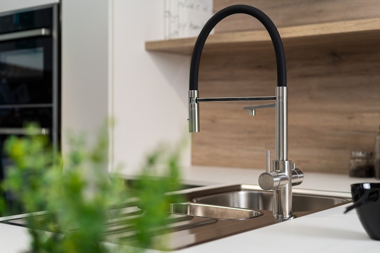 5 Wege Wasserhahn Küchenarmatur, Edelstahl Massiv mit 360° schwenkbarem Auslauf, abnehmbare 2 strahl Handbrause, Gebürstet / Rot