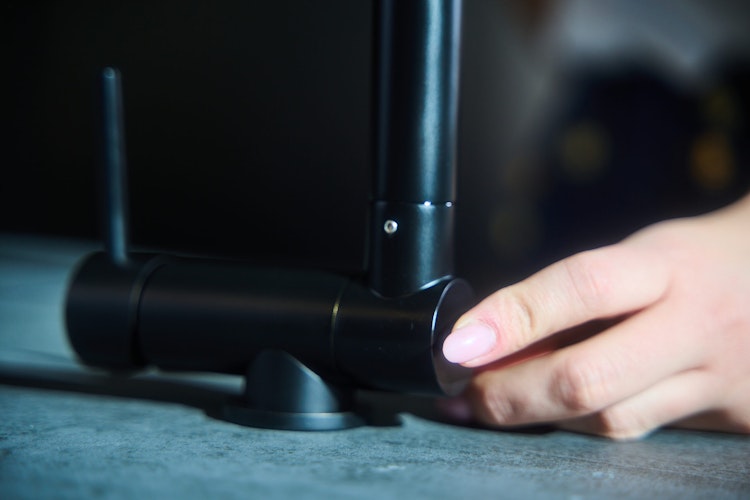 Wasserhahn Vorfenster Küchenarmatur, Umklappbar 6 CM, mit 360° schwenkbarem Auslauf, abnehmbare 2 strahl Handbrause, Schwarz Matt / Orange