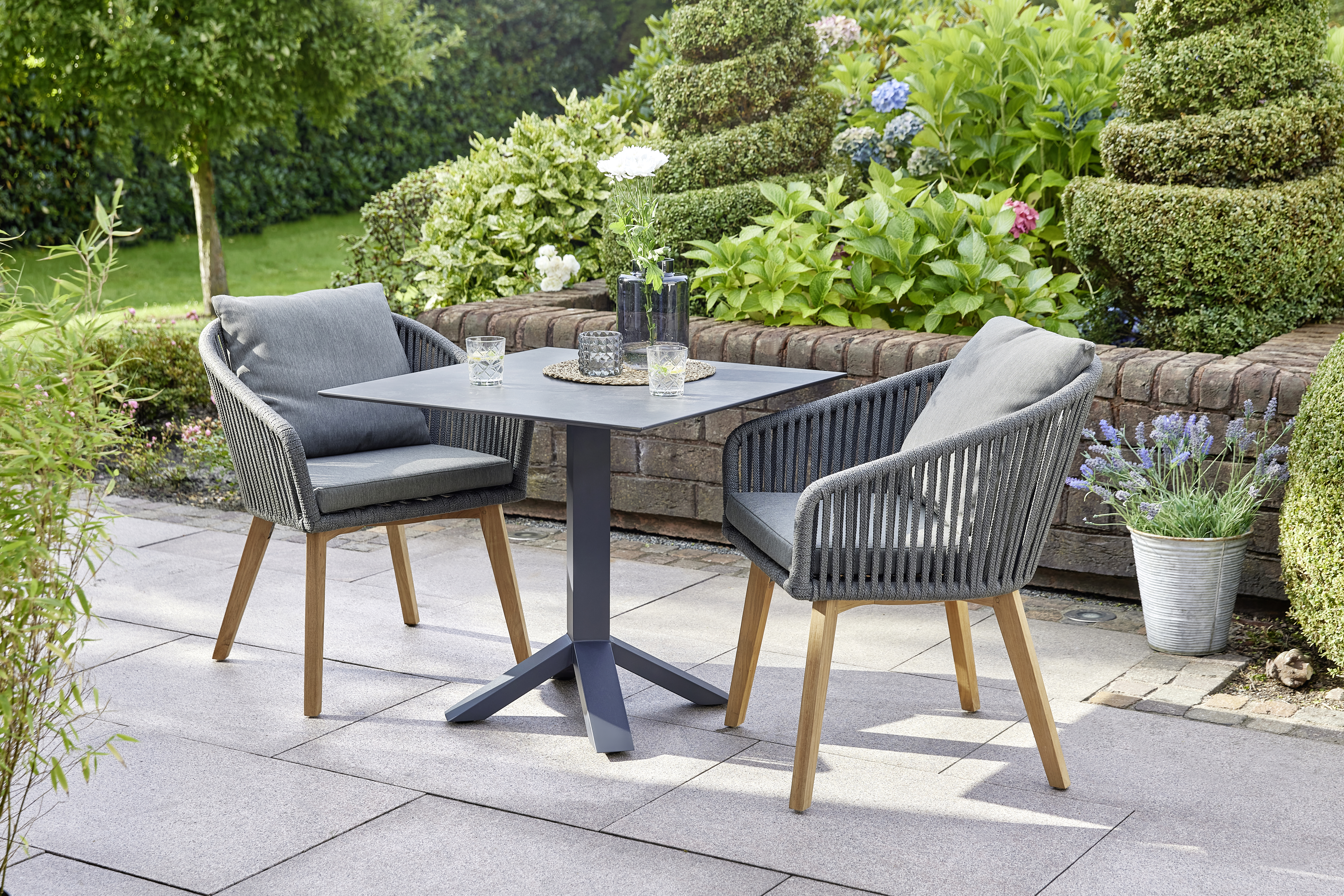 Diamond Garden Balkon-Set SHEFFIELD, Tisch + 2 Stühle, Edelstahl Dunkelgrau / HPL / Teak / Rope