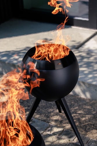 höfats MOON 45 All Black Feuerschale mit hohem Fuß