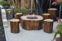 Vorschaubild Gardenforma Sitzgruppen -Set: Gas Feuerstelle Manchester aus Faserbeton in Baumstammoptik, redwood & 4x Hocker