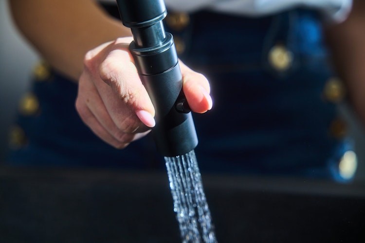 Wasserhahn Vorfenster Küchenarmatur, Umklappbar 6 CM, mit 360° schwenkbarem Auslauf, abnehmbare 2 strahl Handbrause, Schwarz Matt / Orange