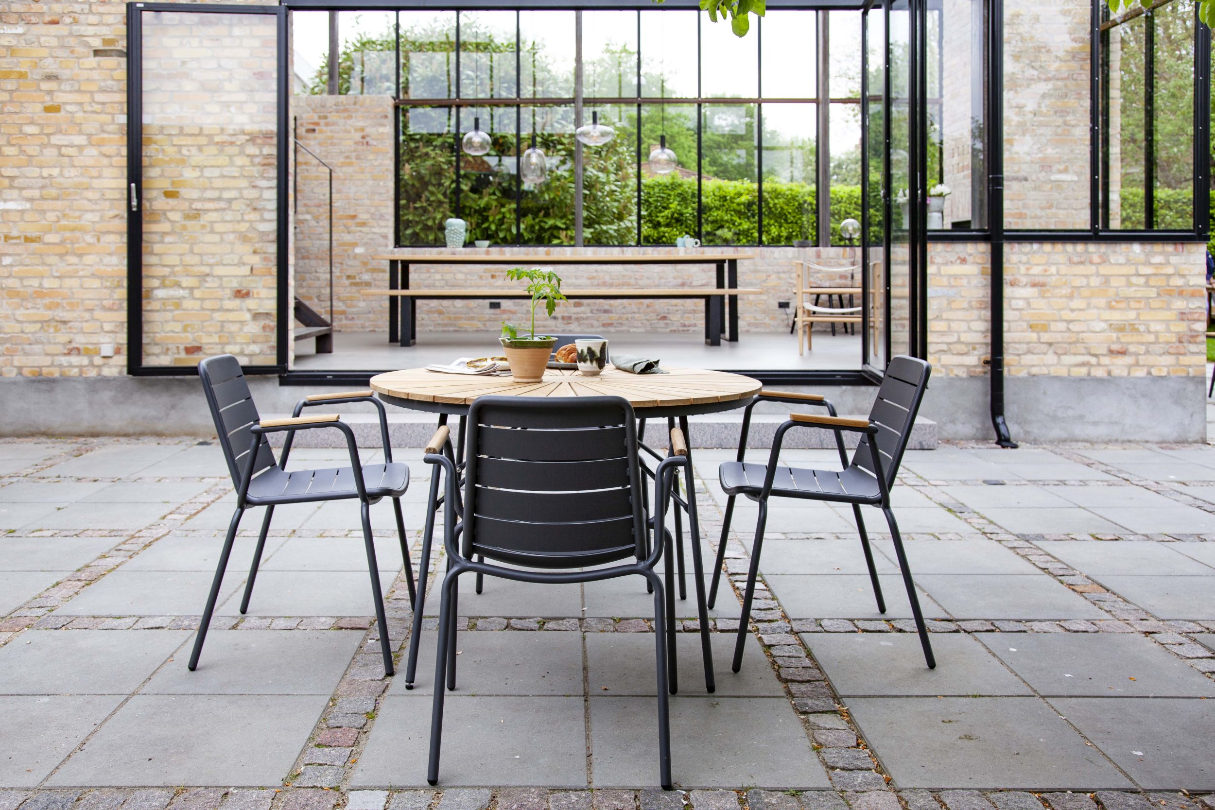 Cinas Gartenmöbel-Set ELLEN / PARC, Tisch Ø 110 cm + 4 Sessel, Aluminium Anthrazit / Teak