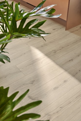 MEISTER Designboden MeisterDesign. comfort DD 600 S 1287 x 220 x 9 mm 7119 Turmeiche cremeweiß Porensynchron-Struktur