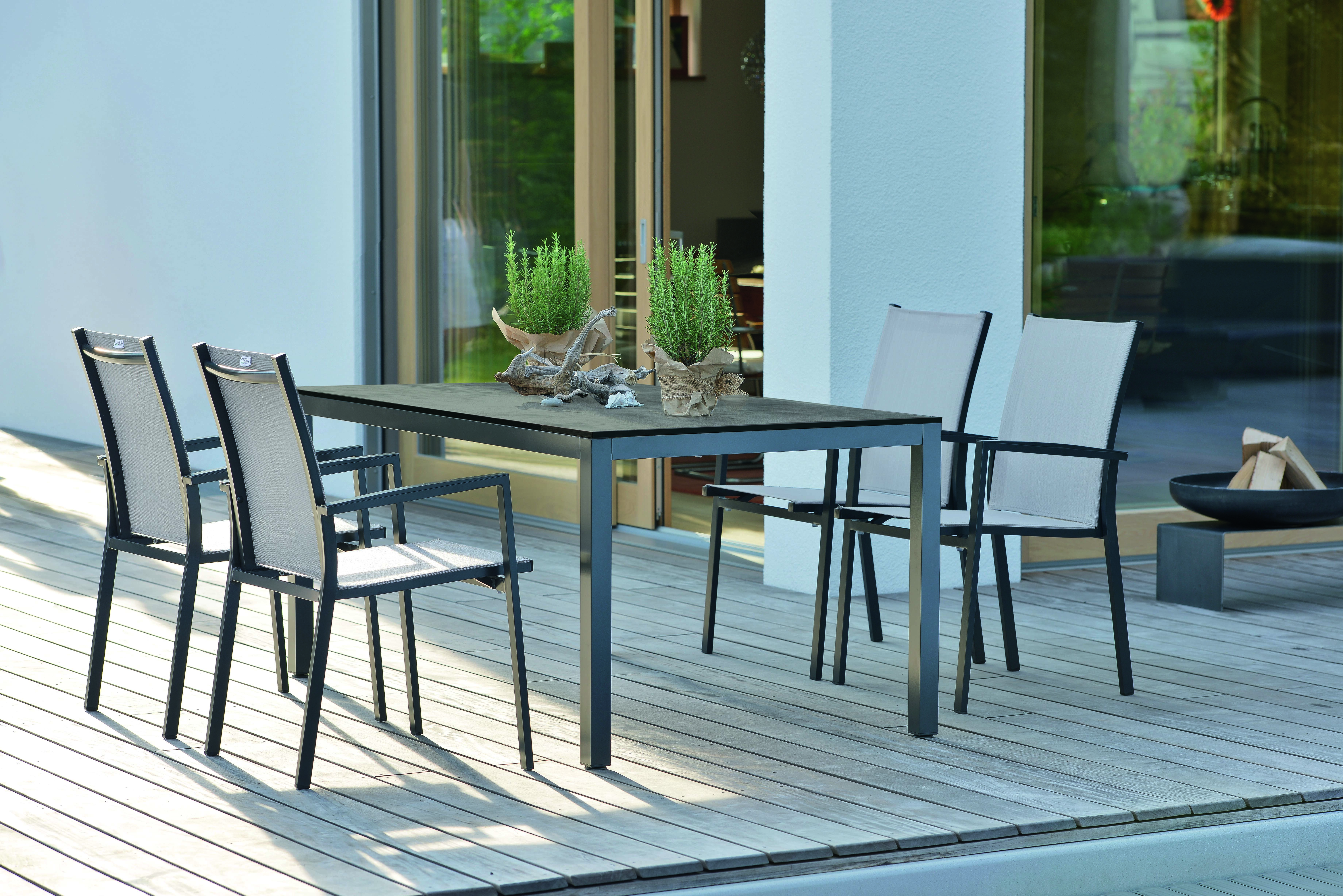 STERN Gartenmöbel-Set NEW LEVANTO 2 M, Tisch 160 x 90 + 4 Stapelsessel, Aluminium Anthrazit / HPL Silverstar
