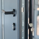 Vorschaubild Krongart Stahl-Aluminium-Haustür DS68AC Modell 22 BLACKLINE mit 4 Streifen + Wetterschenkel