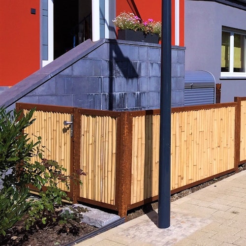 BambusBASIS Modul5 Tür mit Cortenstahlrahmen