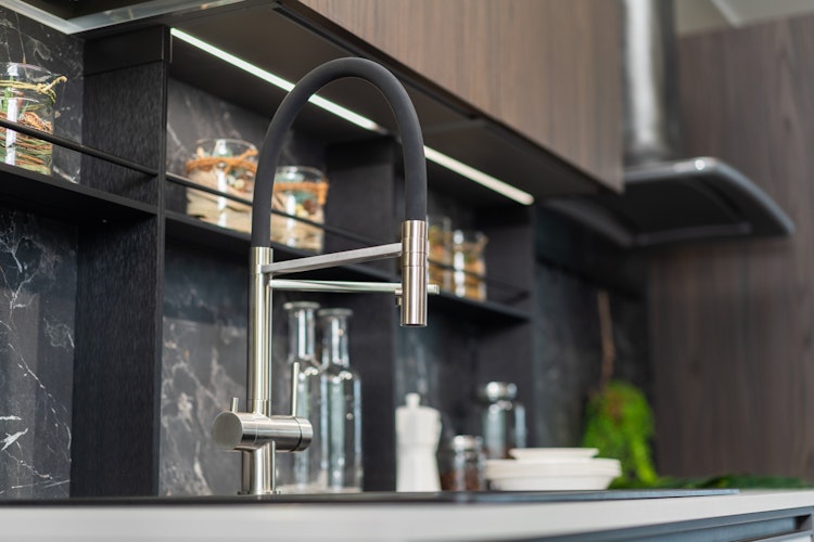 NIEDERDRUCK 3 Wege Wasserhahn Küchenarmatur, Edelstahl Massiv mit 360° schwenkbarem Auslauf, abnehmbare 2 strahl Handbrause, Gebürstet / Weiß