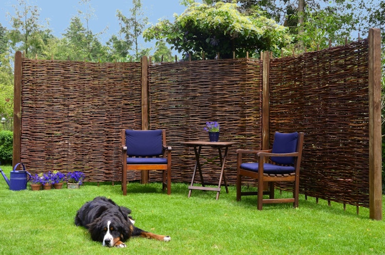 T&J ASO Weidengeflechtzaun auf Haselnußruten