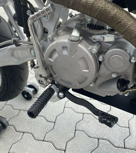 Racemodeparts hochgelegte Fußraste aus Kunststoff