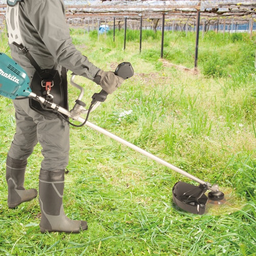 Makita Akku-Freischneider 40V UR012GZ02