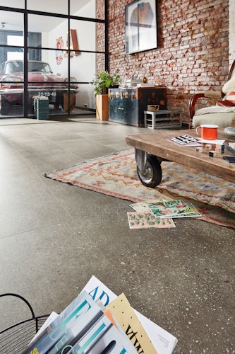 HANDMUSTER MEISTER Designboden MeisterDesign. next DB 500 S 6858 Terrazzo dunkel Steinporen-Struktur