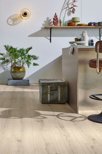 MEISTER Designboden MeisterDesign. comfort DD 600 S 1287 x 220 x 9 mm 7119 Turmeiche cremeweiß Porensynchron-Struktur