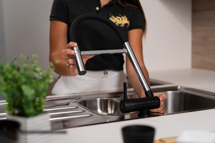 Wasserhahn Vorfenster Küchenarmatur, Umklappbar 4,5 CM, mit 360° schwenkbarem Auslauf, abnehmbare 2 strahl Handbrause, Chrom und Schwarz Matt