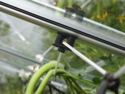 Vitavia Pflanzenhalter um Befestigungspunkte an Aluprofilen zu schaffen