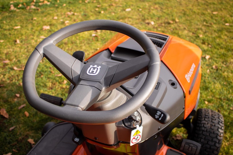 Husqvarna Rasentraktor TC 138 - mit gratis Abdeckhaube