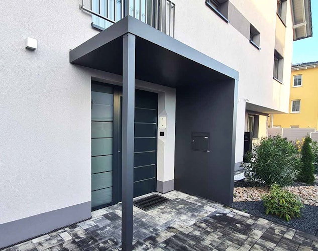 Gutta Rechteckvordach BS Plus XL 250 Sonderfarbe mit Pfosten, Seitenteil & Briefkasten (neues Modell)