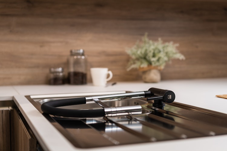 Wasserhahn Vorfenster Küchenarmatur, Umklappbar 6 CM, mit 360° schwenkbarem Auslauf, abnehmbare 2 strahl Handbrause, Verchromt und Schwarz Matt