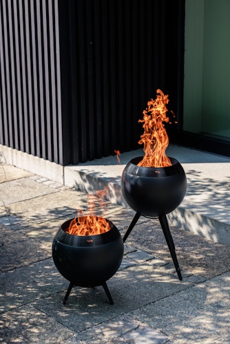 höfats MOON 45 All Black Feuerschale mit hohem Fuß