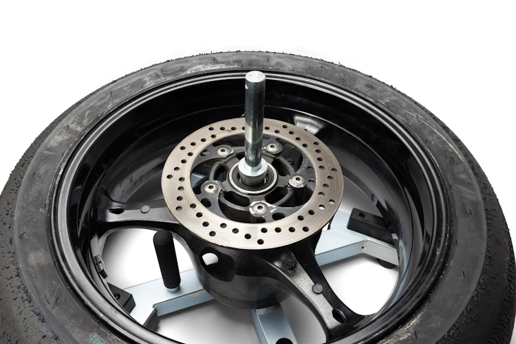 Reifenmontiergerät EVOX® mit Wuchtbock