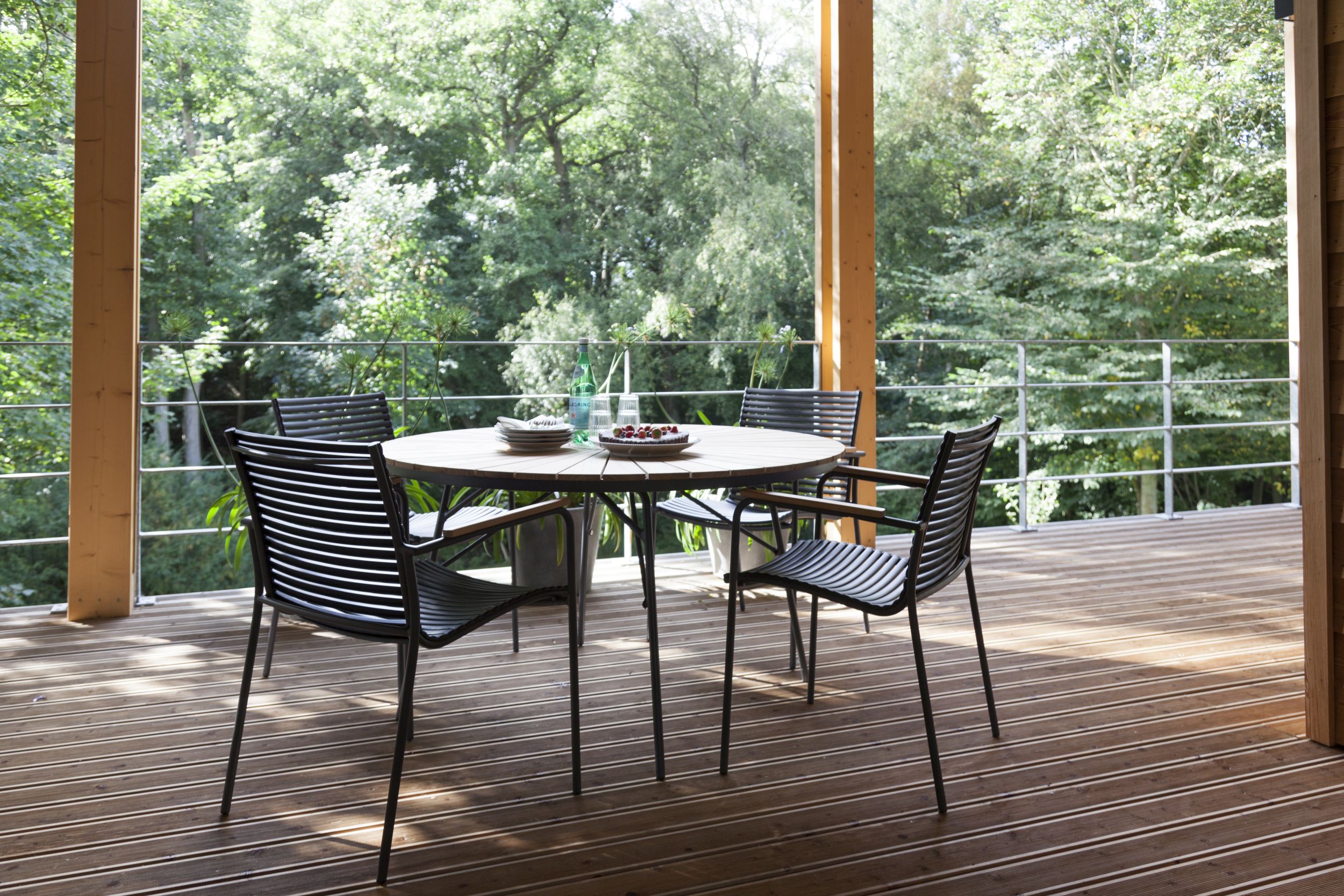 Cinas Gartenmöbel Set ELLEN / MOOD, Klapptisch Ø 110 cm + 4 Stühle, Aluminium Anthrazit / Teak / Kunststoff-Lamellen