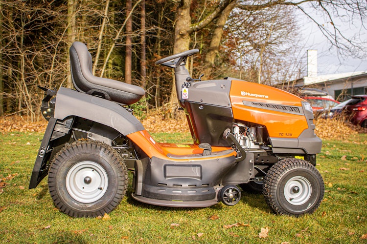 Husqvarna Rasentraktor TC 138 - mit gratis Abdeckhaube